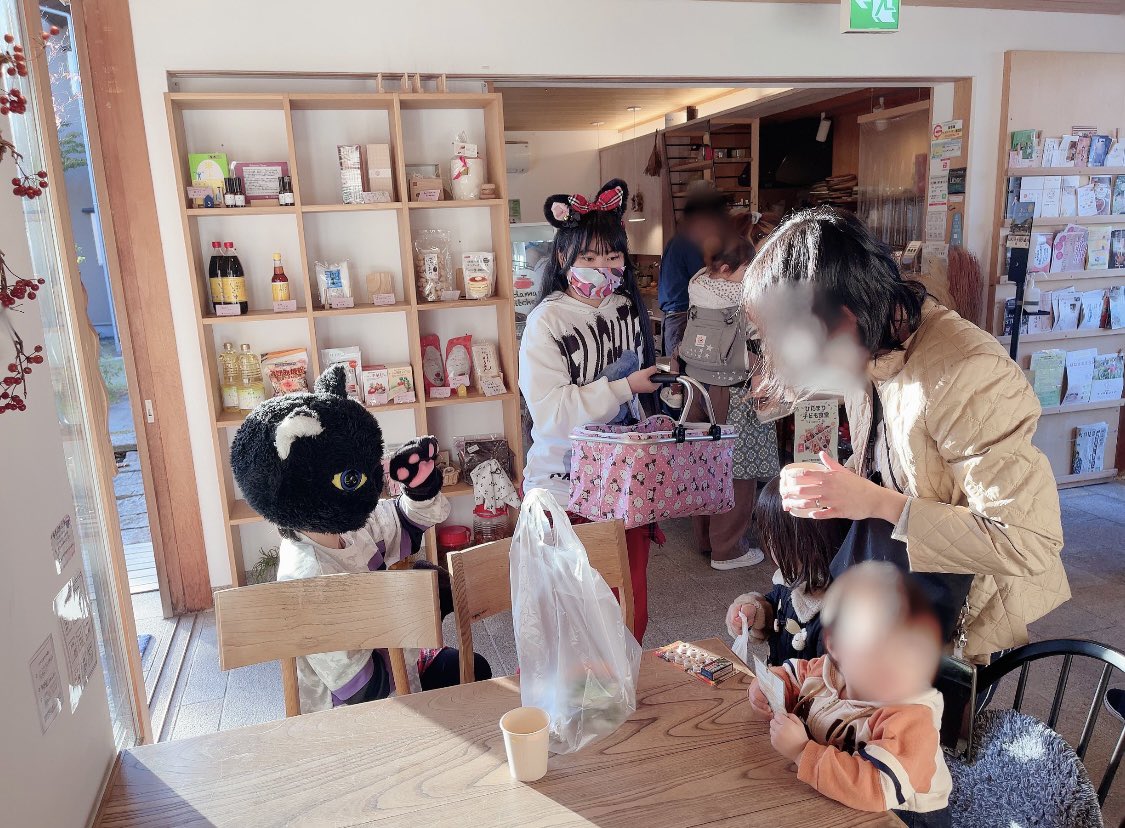 LSG_SmileLabo's tweet photo. 2022年11月8日🗓

岐阜県にある「#ひだまり子ども食堂 」に、JEWEL HEART’Sが訪問し、お菓子🍭を配らせて頂きました✨

子ども達とハイタッチ🙌したり、じゅえたんも楽しそうで、お互いが癒されたほっこり空間♨️になってました☺️💭

#写真好きな人と繋がりたい
#福祉活動 #SDGS #子ども食堂 https://t.co/7apKcoTGUB