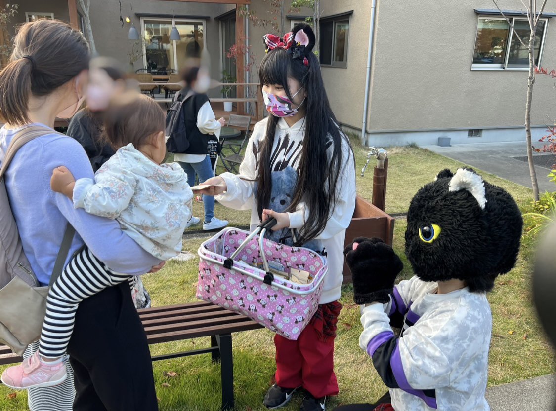 LSG_SmileLabo's tweet photo. 2022年11月8日🗓

岐阜県にある「#ひだまり子ども食堂 」に、JEWEL HEART’Sが訪問し、お菓子🍭を配らせて頂きました✨

子ども達とハイタッチ🙌したり、じゅえたんも楽しそうで、お互いが癒されたほっこり空間♨️になってました☺️💭

#写真好きな人と繋がりたい
#福祉活動 #SDGS #子ども食堂 https://t.co/7apKcoTGUB
