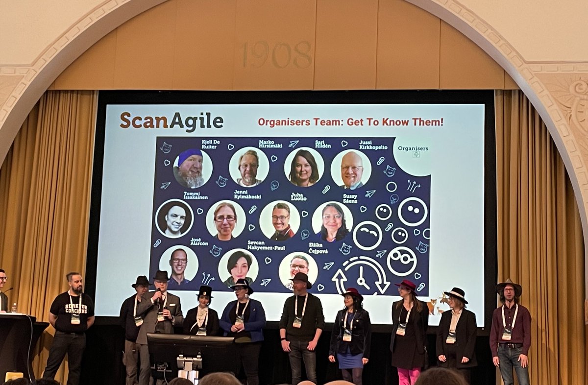 #ScanAgile23 alkaa! Hattupäiset sankarit lavalla, isot odotukset mitä ovat saaneet aikaan! Puitteet ainakin viimeisen päälle @Scandic Paasissa. #agilefinland