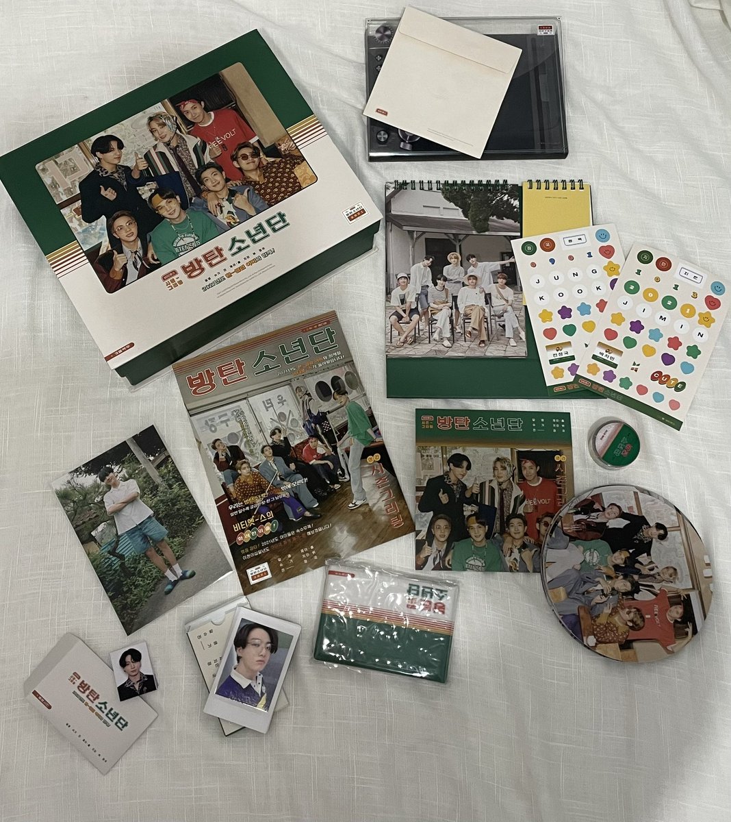 happybuynsell's tweet photo. wts lfb ph

bts unsealed incomplete 2021 season greetings
- 1350 + sf
- all are in good condition
- no to sensitive buyer
- no to rush shipment
- see pic for inclusions

mod: j&amp;t / lbc only
mop: gcash only

t: rm namjoon jin suga yoongi jhope jimin v taehyung jk jungkook https://t.co/1OIGa6exoZ