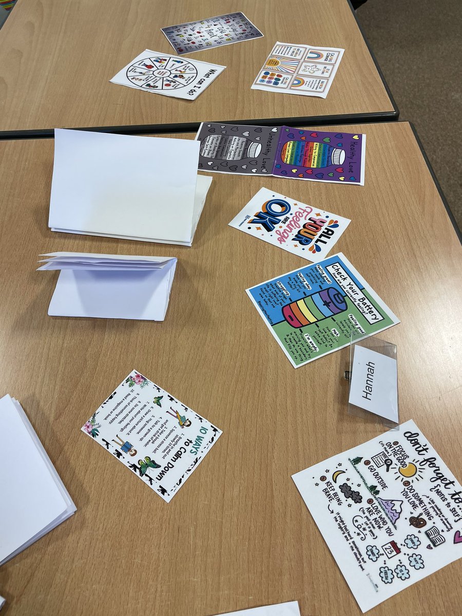 Zoeshe_scotland's tweet photo. @CCHSEdinburgh and @she_scotland a visit from @KathrynRezai @EdinburghNapier talking about the impact of social media. While some of us made self care booklets for younger peers in our group. #socialmedia #selfcare #girlswork #goodtotalk #sharingidea https://t.co/D0S0rj6isa