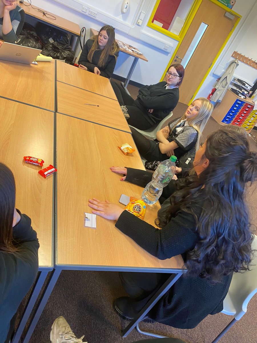Zoeshe_scotland's tweet photo. @CCHSEdinburgh and @she_scotland a visit from @KathrynRezai @EdinburghNapier talking about the impact of social media. While some of us made self care booklets for younger peers in our group. #socialmedia #selfcare #girlswork #goodtotalk #sharingidea https://t.co/D0S0rj6isa