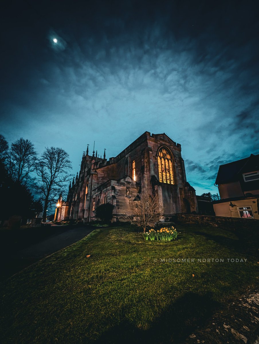 msn_today's tweet photo. St Johns Church in Midsomer Norton last night.

#midsomernorton #somerset #church https://t.co/5sBvsaOpX4