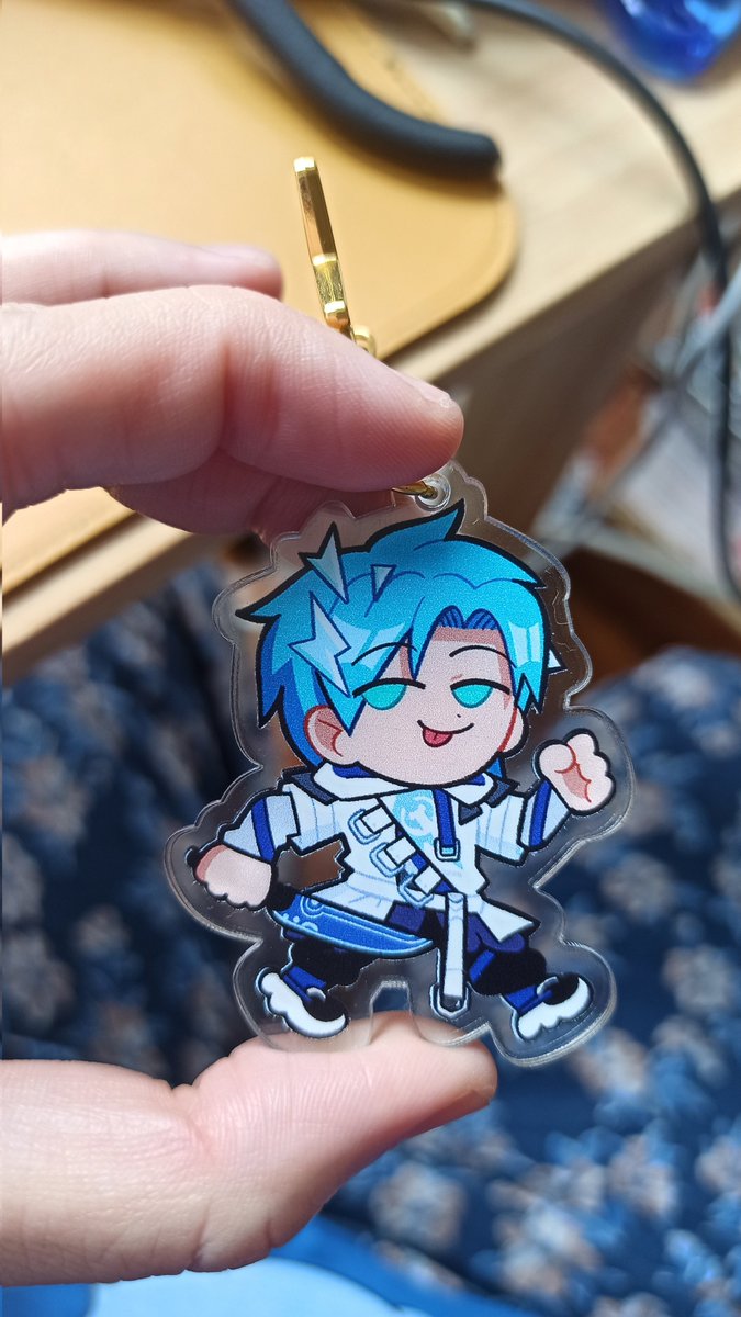 「look at how tiny altare is... 」|mich 🐛 @ stickercon day 2のイラスト