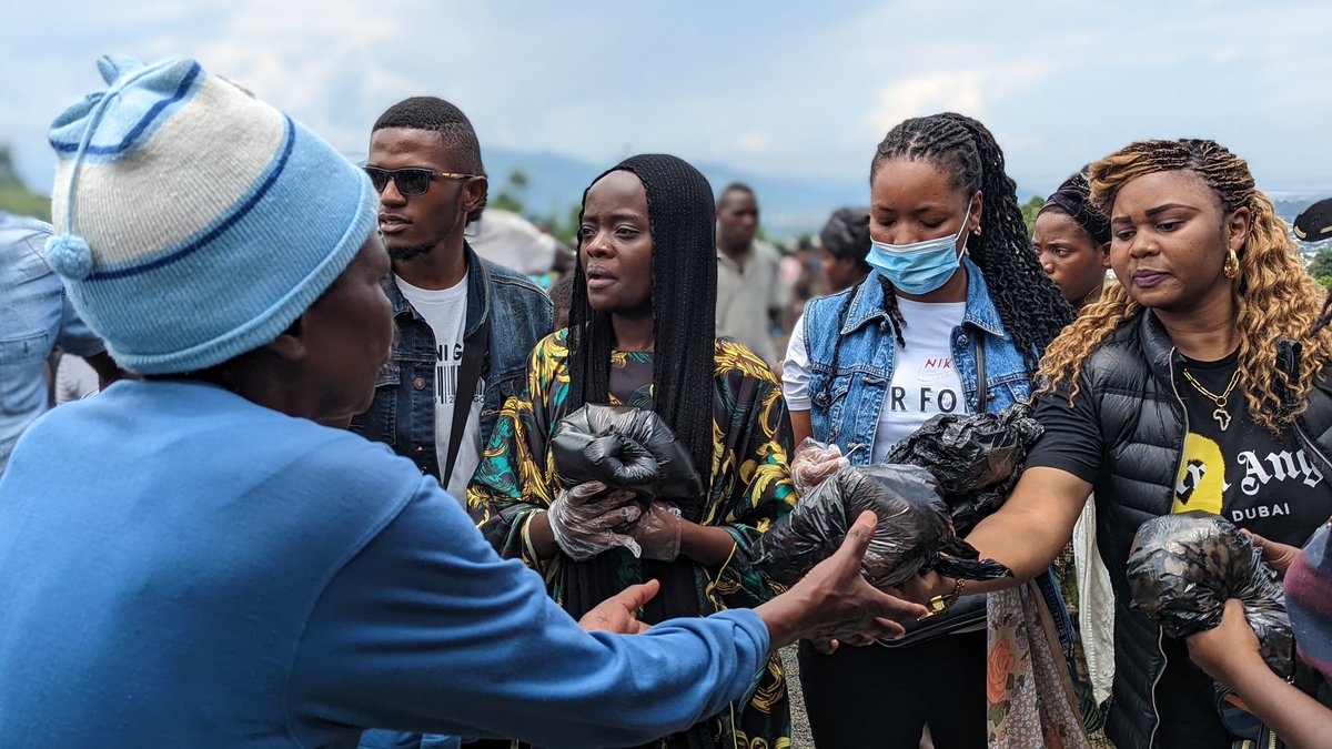 Gomactif's tweet photo. Y croire et le faire, non pas à cause de l’abondance mais parce que le partage est une valeur à transformer en mode vie. 

Plus de 170 jours de distribution d’un repas chaud et habits aux enfants, femmes allaitantes et personnes du troisième âge déplacés https://t.co/Jo5xMFLWOt