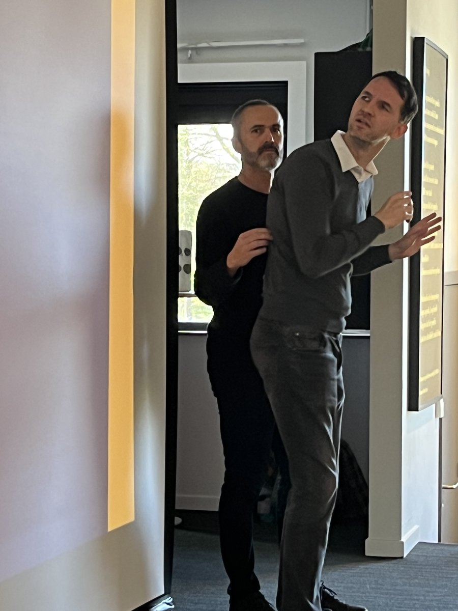 OdiseeParnas's tweet photo. Vrijdagochtend kregen de studenten eerste opleidingsfase Orthopedagogie les van Bert Van de Sompele.
Bert is 38 jaar, woont in Asse, is doofblind en heeft veel ervaring in het lesgeven, zowel nationaal als internationaal. Leerrijk!
#odisee #orthopedagogie #doof #blind #doofblind https://t.co/mrk8rD3Z2i
