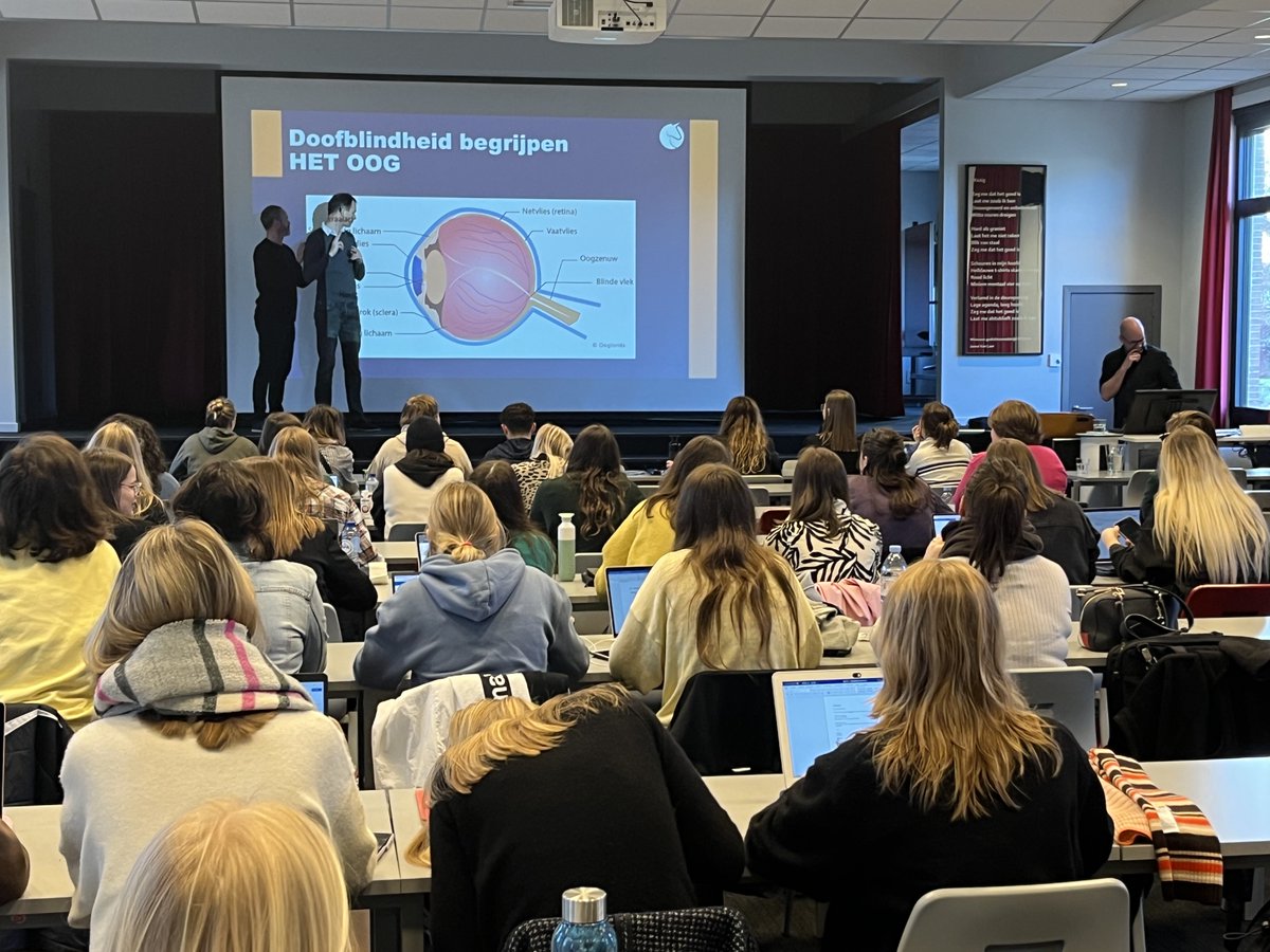OdiseeParnas's tweet photo. Vrijdagochtend kregen de studenten eerste opleidingsfase Orthopedagogie les van Bert Van de Sompele.
Bert is 38 jaar, woont in Asse, is doofblind en heeft veel ervaring in het lesgeven, zowel nationaal als internationaal. Leerrijk!
#odisee #orthopedagogie #doof #blind #doofblind https://t.co/mrk8rD3Z2i