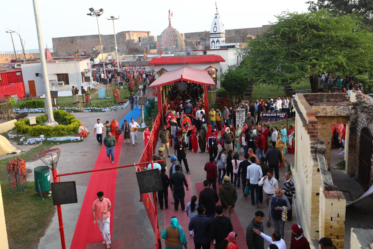 DailyExcelsior1's tweet photo. JAMMU | Heavy rush of devotees at Bawe Wali Mata Temple  
#Navratri #Bawe #Mata #Temple https://t.co/EQ12UdwKXH