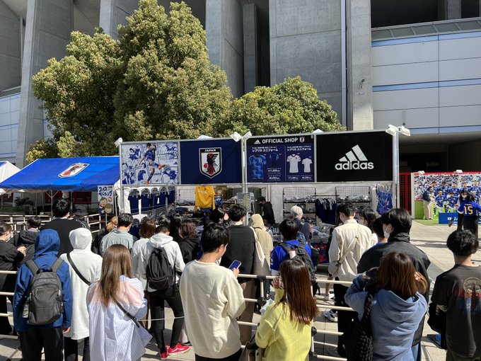 アディダスオフィシャルショップでは #SAMURAIBLUE の応援グッズを販売中🔷是非、観戦前にお立ち寄りください😌🏆