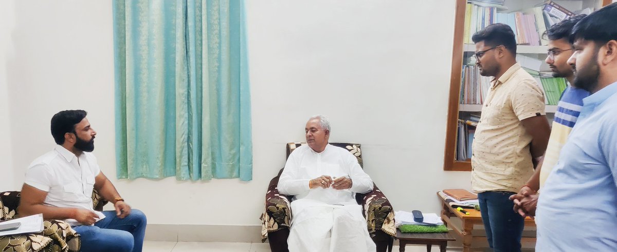 bharatbeniwal_'s tweet photo. कल देर शाम चिकित्सा मंत्री परसादी लाल मीणा जी से चिकित्सा विभाग के युवा साथियों के साथ मुलाकात की #राइट_टू_हेल्थ बिल लाने के लिए बधाई दी,
राइट टू हेल्थ में प्राइवेट हॉस्पिटल में काम कर रहे नर्सिंग फार्मासिस्ट और पैरामेडिकल और अन्य  कर्मचारियों की #न्यूनतम_सैलरी का निर्धारण भी हो और बनाई गई कमेटी में प्राइवेट हॉस्पिटलों को इसके लिए निर्देशित करें,
साथ ही #CHO भर्ती पेपर लीक, चिकित्सा विभाग की भर्तियों को #लिखित_परीक्षा से करवाने, और कार्यरत #कम्युनिटी_हेल्थ_ऑफीसर की मांगों को लेकर मांग पत्र सौंपा, मंत्री जी ने सभी मांगों को लेकर आश्वासन दिया I
इस दौरान राधे मीणा जी भी उपस्थित रहे
#bharatBeniwal