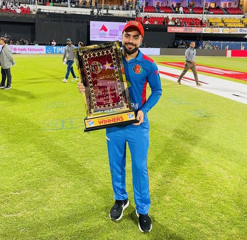 Is this trophy or Piece of Blanket? 🤦‍♀️😂
#PAKvAFG #PakistanvsAfghanistan