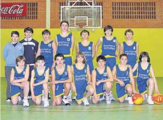 FBPA_asturias's tweet photo. #PlanetaMini2023 ¡SELECCIÓN MINI MASCULINA 2010 (GENERACIÓN 98 y ss.) Ellos también fueron #Minis y representaron en un Campeonato de España el baloncesto @FBPA_asturias ¿Sois capaces de identificar a alguien? 🤗 (📸 // Chema González) https://t.co/tFV9KwgkBo