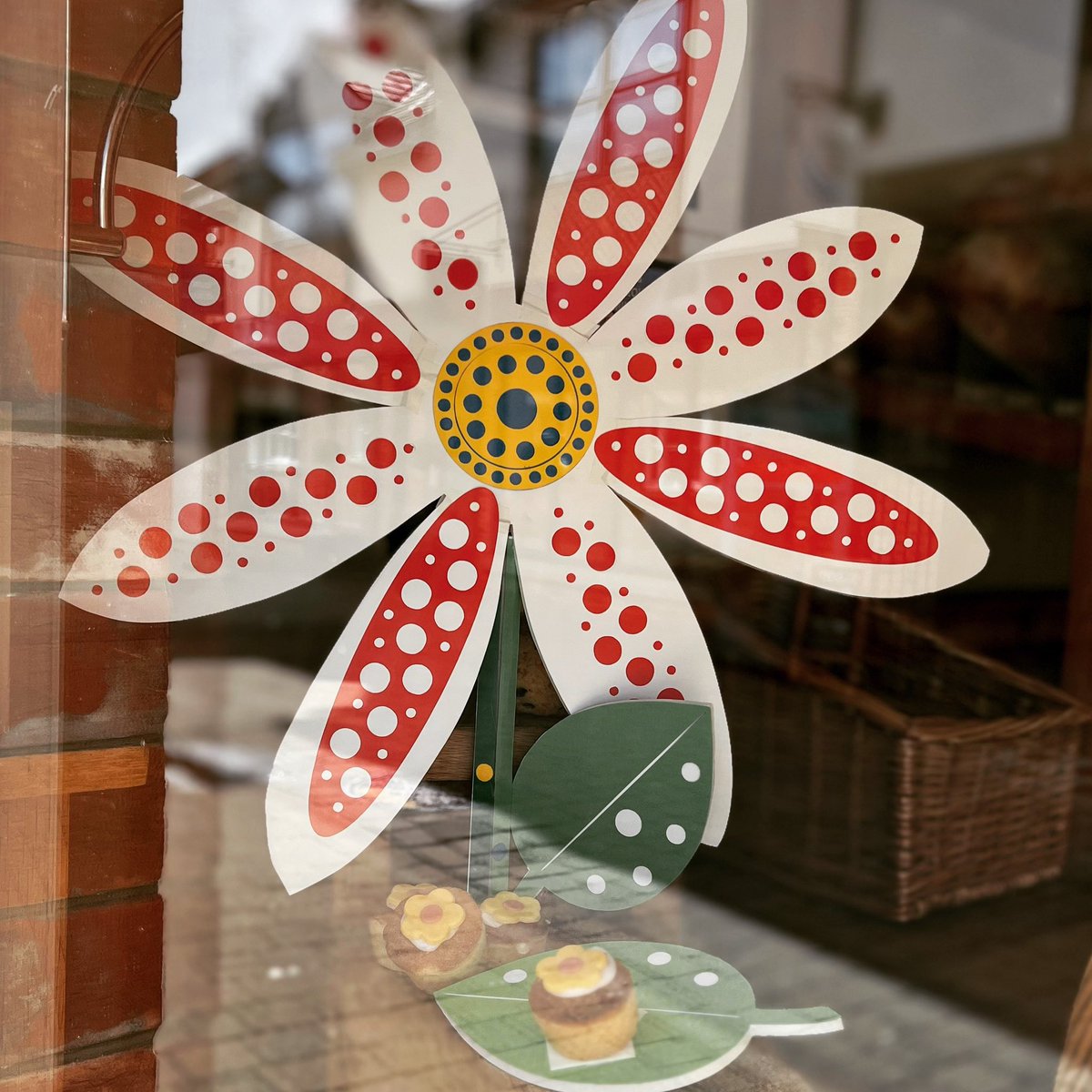 HambletonBakery's tweet photo. A little bit of colour to brighten up the day ๐ก๐ธ๐ข๐ธ๐ต๐ธ๐ด #welovespring #weloveyayoikusama #dottyeaster #yayoikusama #bakewellflowers #icedmanchets #flowershortbread #hotcrossbuns #easteriscoming
#realbreadcampaign #noadditives #nopreservatives #healthybread #artisanbread https://t.co/IHKZwGxiPs