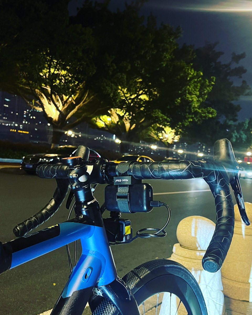 senlin305's tweet photo. 准备夜骑
#gravelbike
#GravelBikeLife 
#gravelbikeworld 
#roadbike
#gravel 
#gravelroad
#Gopro
#cycling 
#cyclinglife 
#cyclingshots
#lovecycling
#ride
#bike 
#cycle
#MucBlue
#UtilityBelt
#bicycle
#砾石公路车
#瓜车
#移动电源
#脚踏车
#脚车
#单车
#自行车
#充电宝
#扎带
#魔术贴绑带 https://t.co/fx9K3Syt0v