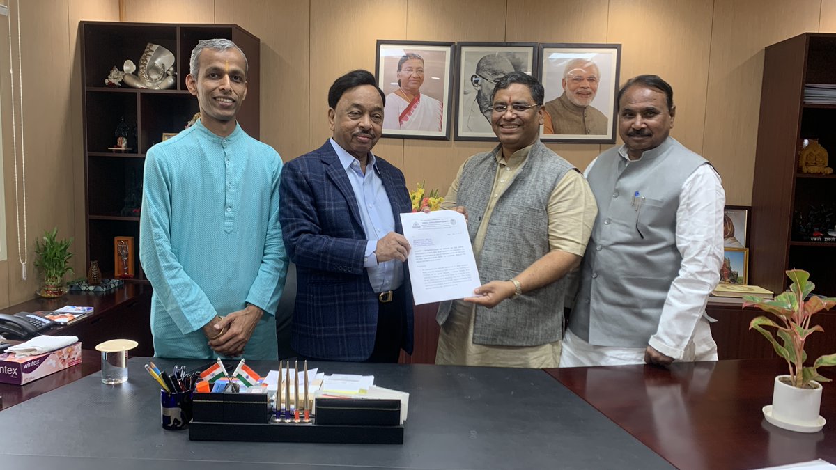 Representation given by <a href="/Ramesh_hjs/">🚩 Ramesh Shinde 🇮🇳</a> to Hon. <a href="/MeNarayanRane/">Narayan Rane</a> Minister of <a href="/minmsme/">Ministry of MSME</a> on immense threat to Indian #economy &amp; security through #Halal certification by private Islamic organisations.
#Boycott_halal_products

<a href="/shriram_l/">Shriram L</a>