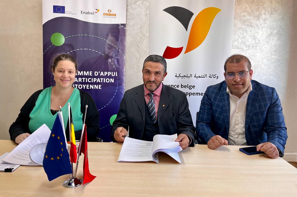 EnabelauMaroc's tweet photo. Partenariat 🇲🇦🇪🇺
📝#TADAFOR a signé 3⃣ conventions de subsides avec les associations #Forumdelacitoyenneté, #RADNG & #AMCDD afin de soutenir leurs actions pour le développement local dans le cadre de la #participation_citoyenne
🔗 https://t.co/AMNdG2hq4h
#MarocUE #Act4Impact https://t.co/RJx3x8CxBQ