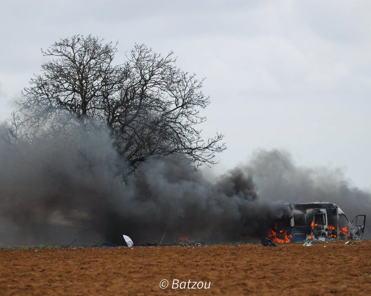 Batzou's tweet photo. Tout mon soutiens au militaires présent lors des violents affrontement de Sainte soline. Gendarme n'est ni un métier facile ni une vocation sans risque cependant rien ne justifie une telle violence de la part de manifestant.
Respect à vous @Prefet79 @Gendarmerie_079 https://t.co/dMN1GIbPiL