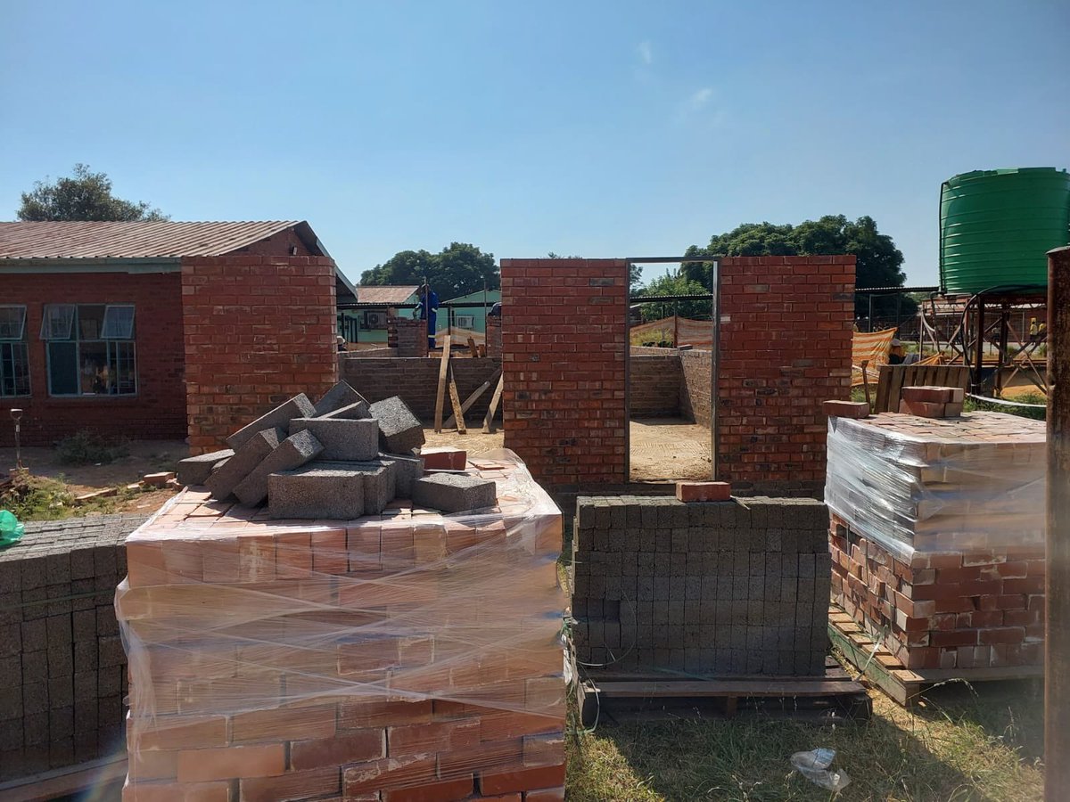 TigerBrands_F's tweet photo. Fantastic news! The construction of the new kitchen at Kgwanyape Primary School in the North West is making excellent progress.
#Khulisa #TBF #BeyondTheMeal #100MillionMeals #LearnersFocusedOnLearning #LetTheChildBeAChild #Sustainability #Communities #Nutrition https://t.co/FoLzBxZYGR