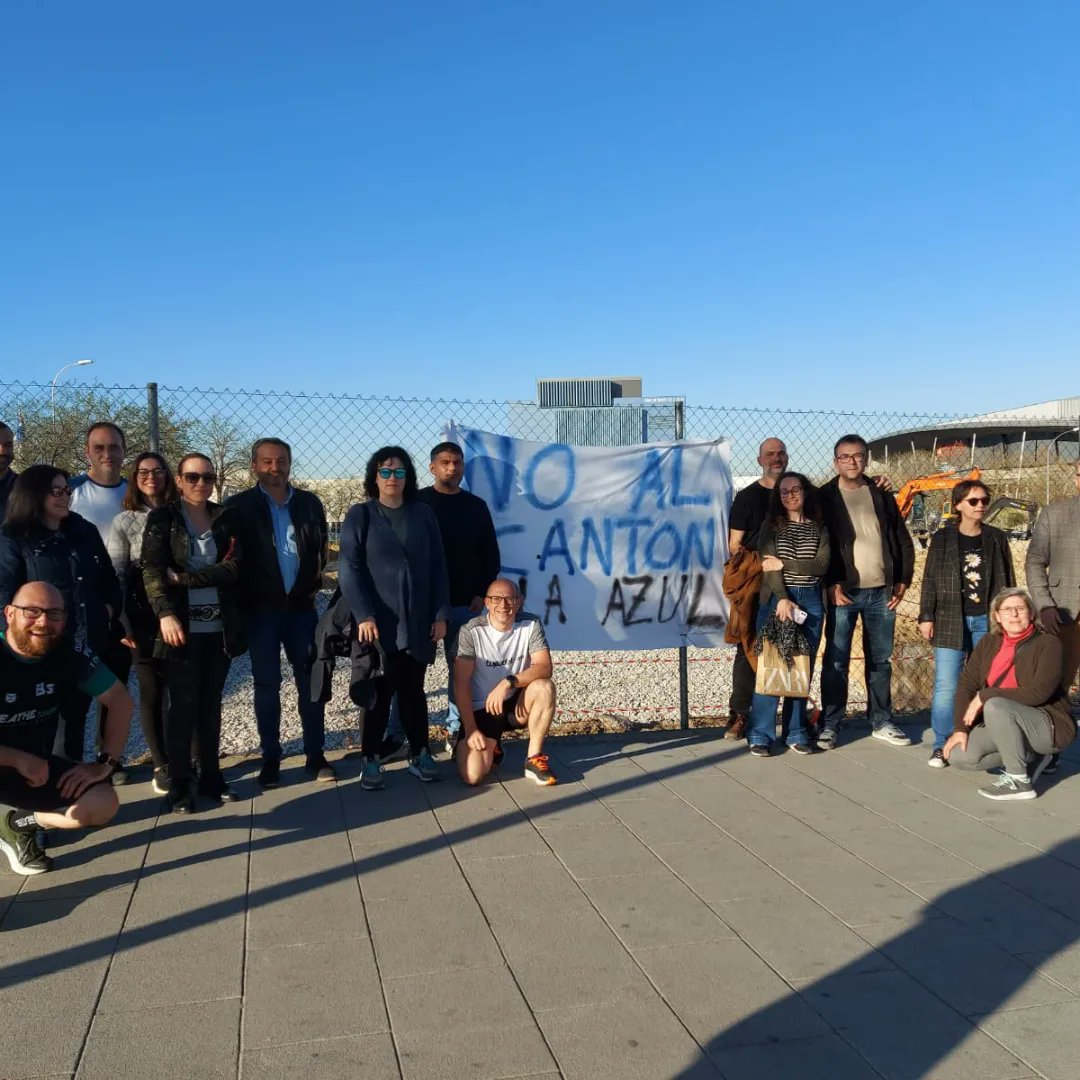 NOCantonIslazul's tweet photo. Ayer expresamos la indignación de los vecin@s del PAU de Carabanchel por la inminente construcción del Cantón de Limpieza en el @CCIslazul junto a nuestras casas y colegios a @David_Calvo  @PsoeCarabanchel https://t.co/EM81zUvxMh