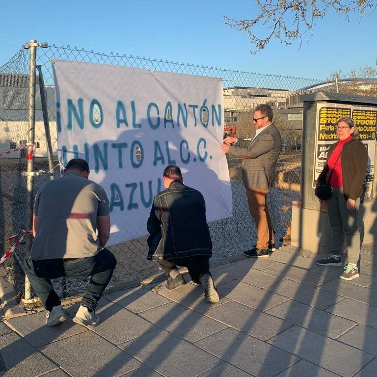 NOCantonIslazul's tweet photo. Ayer expresamos la indignación de los vecin@s del PAU de Carabanchel por la inminente construcción del Cantón de Limpieza en el @CCIslazul junto a nuestras casas y colegios a @David_Calvo  @PsoeCarabanchel https://t.co/EM81zUvxMh