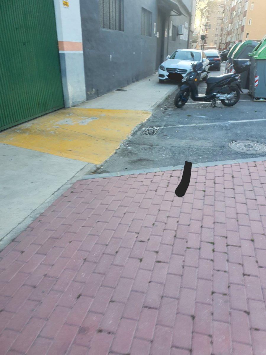 ono_murcia's tweet photo. Cada día. No falla. Calle D.Quijote, #SanBasilio, #Murcia.
@AytoMurcia
@MurciaPolicia
@AAVVSanBasilio
@JuntaNorte
Aparcar sobre las aceras o los pasos de cebra solo tiene un nombre: 

Incivismo.

#SeamosSolidarios
#PonteEnSuLugar https://t.co/K6bxWbi05L