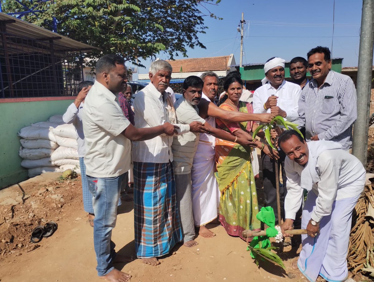 lingeshksmla's tweet photo. ಬೇಲೂರು ವಿಧಾನಸಭಾ ಕ್ಷೇತ್ರದ, ಜಾವಗಲ್ ಹೋಬಳಿಯ, ಜಾವಗಲ್ ಗ್ರಾಮ ಪಂಚಾಯತ್ ವ್ಯಾಪ್ತಿಯ ಜನತಾ ಸೈಟ್ ಗ್ರಾಮದಲ್ಲಿ ಇಂದು ವಿಶ್ವೇಶ್ವರಯ್ಯ ಜಲ ನಿಗಮ ಅಭಿವೃದ್ಧಿಯಿಂದ 50 ಲಕ್ಷದ ಅನುದಾನದಲ್ಲಿ ರಸ್ತೆ ಅಭಿವೃದ್ಧಿ ಕಾಮಗಾರಿಗೆ ಗುದ್ದಲಿ ಪೂಜೆ ನೆರವೇರಿಸಲಾಯಿತು.

@hd_kumaraswamy @hd_revanna @iPrajwalRevanna @JanataDal_S 
1/2 https://t.co/ljfcc23onN