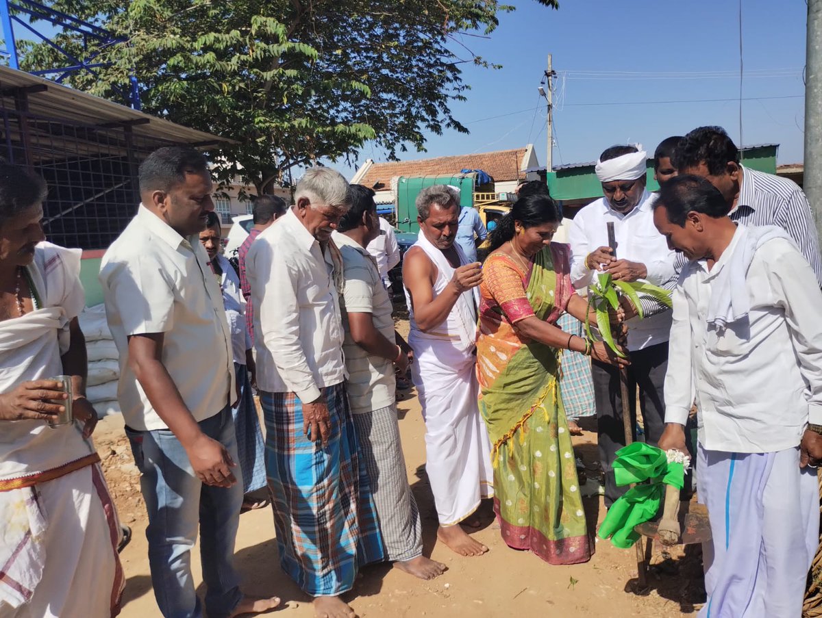 lingeshksmla's tweet photo. ಬೇಲೂರು ವಿಧಾನಸಭಾ ಕ್ಷೇತ್ರದ, ಜಾವಗಲ್ ಹೋಬಳಿಯ, ಜಾವಗಲ್ ಗ್ರಾಮ ಪಂಚಾಯತ್ ವ್ಯಾಪ್ತಿಯ ಜನತಾ ಸೈಟ್ ಗ್ರಾಮದಲ್ಲಿ ಇಂದು ವಿಶ್ವೇಶ್ವರಯ್ಯ ಜಲ ನಿಗಮ ಅಭಿವೃದ್ಧಿಯಿಂದ 50 ಲಕ್ಷದ ಅನುದಾನದಲ್ಲಿ ರಸ್ತೆ ಅಭಿವೃದ್ಧಿ ಕಾಮಗಾರಿಗೆ ಗುದ್ದಲಿ ಪೂಜೆ ನೆರವೇರಿಸಲಾಯಿತು.

@hd_kumaraswamy @hd_revanna @iPrajwalRevanna @JanataDal_S 
1/2 https://t.co/ljfcc23onN