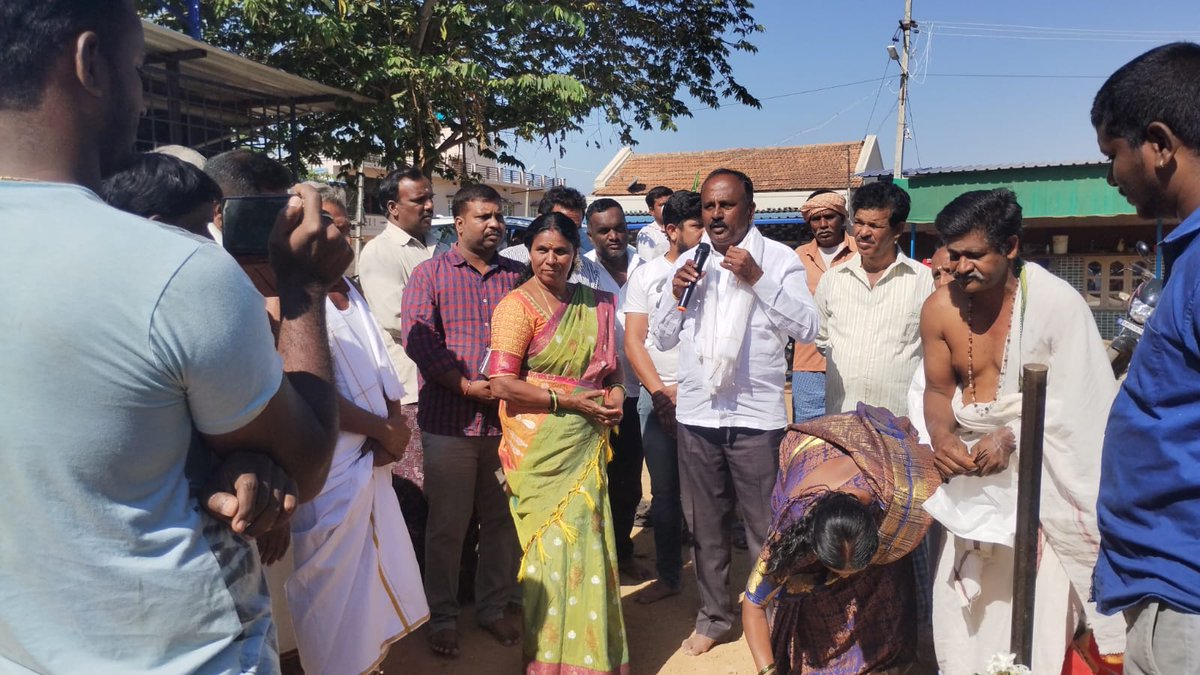 lingeshksmla's tweet photo. ಈ ಸಂದರ್ಭದಲ್ಲಿ ಗ್ರಾಮ ಪಂಚಾಯತ್ ಅಧ್ಯಕ್ಷರಾದ ಮಮತ ಶ್ರೀನಿವಾಸ್, ಮಾಜಿ ಅಧ್ಯಕ್ಷರಾದ ಯಶೋದಮ್ಮ, ಸೋಮಣ್ಣ, ಪರಮೇಶ್, ಕೊಲ್ಲಾರ ಶೆಟ್ಟಿ, ಕೊಡೀನಿಂಗೇಗೌಡ, ದೀಪು, ಪ್ರದೀಪ್, ತಿಮ್ಮಣ್ಣ, ಹಾಗೂ ಗ್ರಾಮಸ್ಥರು ಉಪಸ್ಥಿತರಿದ್ದರು.
2/2 https://t.co/l7dWb6TV3s