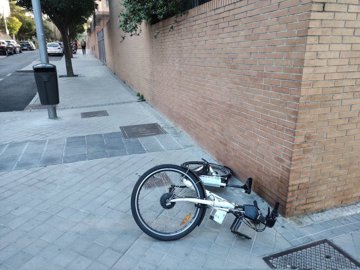 Bicicleta abandonada de <a href="/bicimad/">bicimad</a>  en Calle Antracita con Calle Bronce.

Qué desastre de gestión <a href="/BicimadL/">BICIMAD EN LUCHA</a>