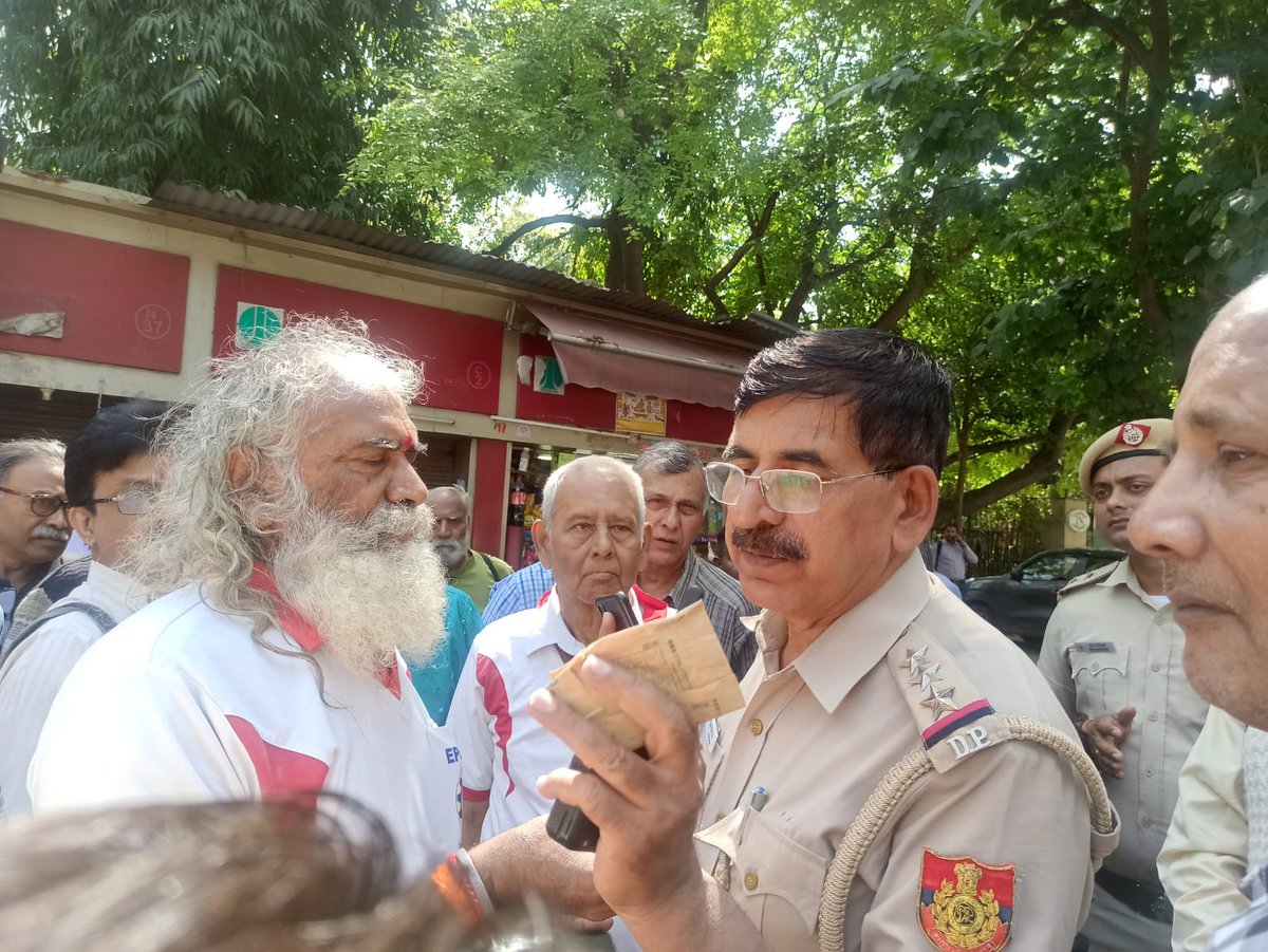 NationalAgitat2's tweet photo. @socialepfo @LabourMinistry @PMOIndia Delhi police arrested our NAC leaders and pensioners while doing agitation before Shram Shakti Bhawan as on 28th March. @PTI_News  @ZeeNews @ABPNews https://t.co/vpilWqHWVM