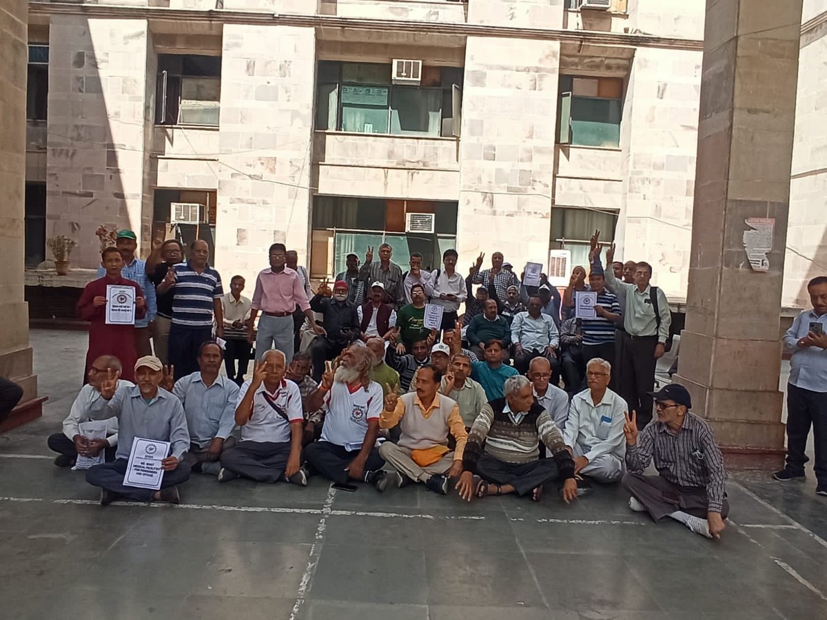 NationalAgitat2's tweet photo. @socialepfo @LabourMinistry @PMOIndia Delhi police arrested our NAC leaders and pensioners while doing agitation before Shram Shakti Bhawan as on 28th March. @PTI_News  @ZeeNews @ABPNews https://t.co/vpilWqHWVM