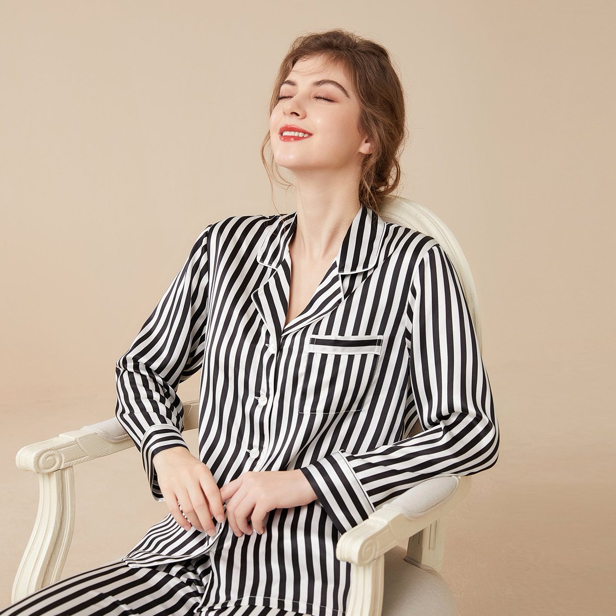 Sleep in style and comfort with our luxurious striped silk pajamas. Sweet dreams guaranteed. 😴💤 #silkpajamas #luxurysleepwear #sweetdreams