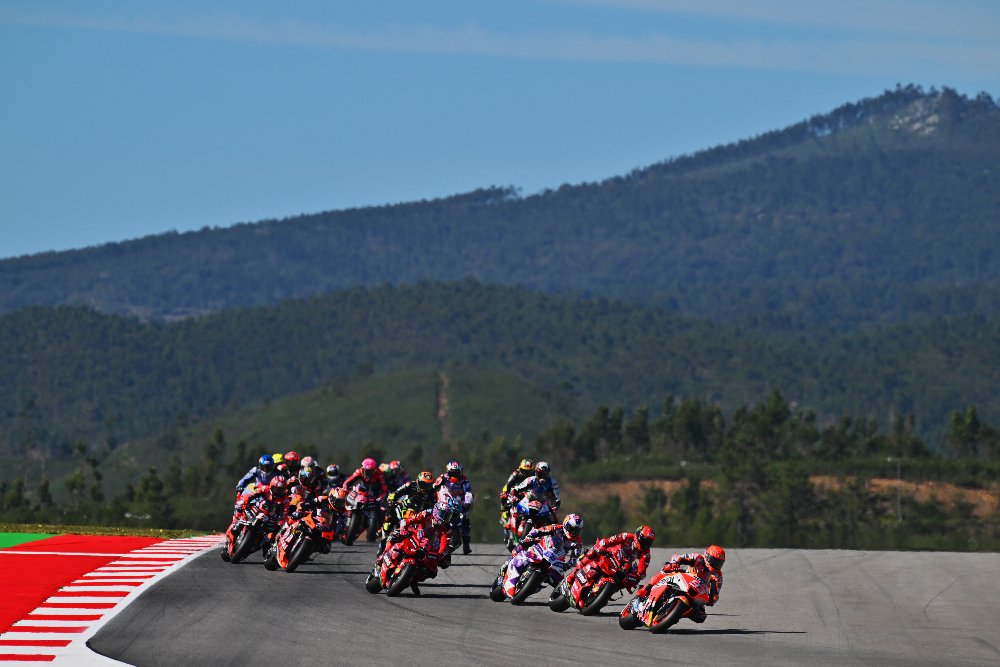 AlessioPiana130's tweet photo. Elenco piloti del Motomondiale attualmente unfit / infortunati

#MotoGP *

Pol Espargaro
Enea Bastianini
Marc Marquez
Miguel Oliveira 

#Moto2 **

Izan Guevara
Lukas Tulovic
Kohta Nozane
Alex Escrig

#Moto3 

Lorenzo Fellon
Joel Kelso 

* Più Jorge Martin
** Ai Ogura verso il rientro ma TBR giovedì

In sostanza Twitter Blue è una funzione utile per riportare, in forma integrale senza omissione alcuna, il bollettino di guerra di ogni weekend del Motomondiale .