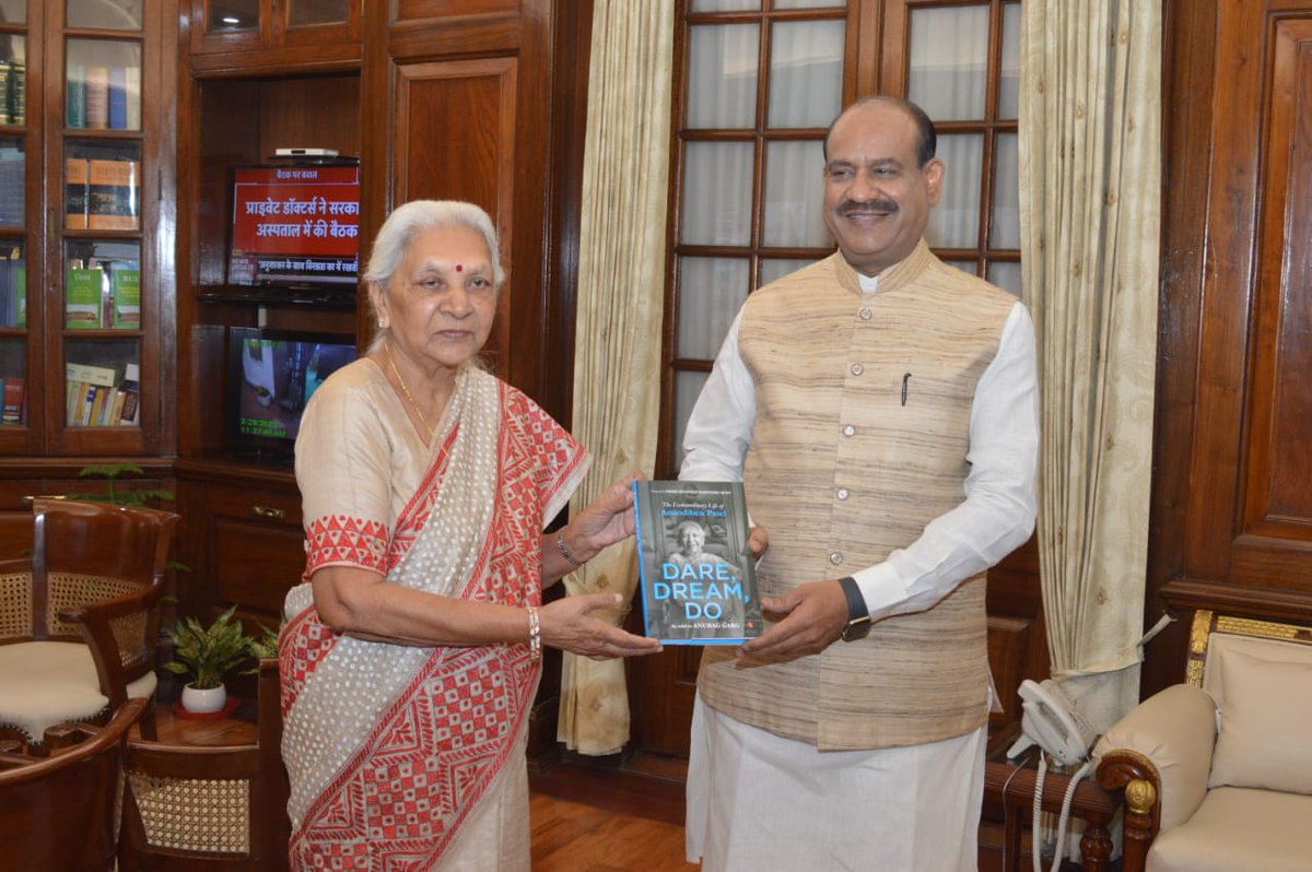 GovernorofUp's tweet photo. उत्तर प्रदेश की राज्यपाल श्रीमती आनंदीबेन पटेल ने आज दिनांक 28 मार्च 2023 को नई दिल्ली में लोकसभा अध्यक्ष ओम बिड़ला  से संसद भवन में  शिष्टाचार भेंट की।इस अवसर पर राज्यपालजी ने उन्हे "DARE, DREAM, DO " तथा कर्तव्य पथ नामक पुस्तक भी भेंट की। https://t.co/rT9hMPKW6e