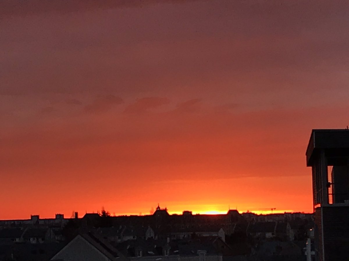 laure496's tweet photo. Un tel ciel #angers wow quelle merveille !! La #douceurangevine n’est pas une légende 🧡 #jaimelanjou https://t.co/2x0HV0FQ9A