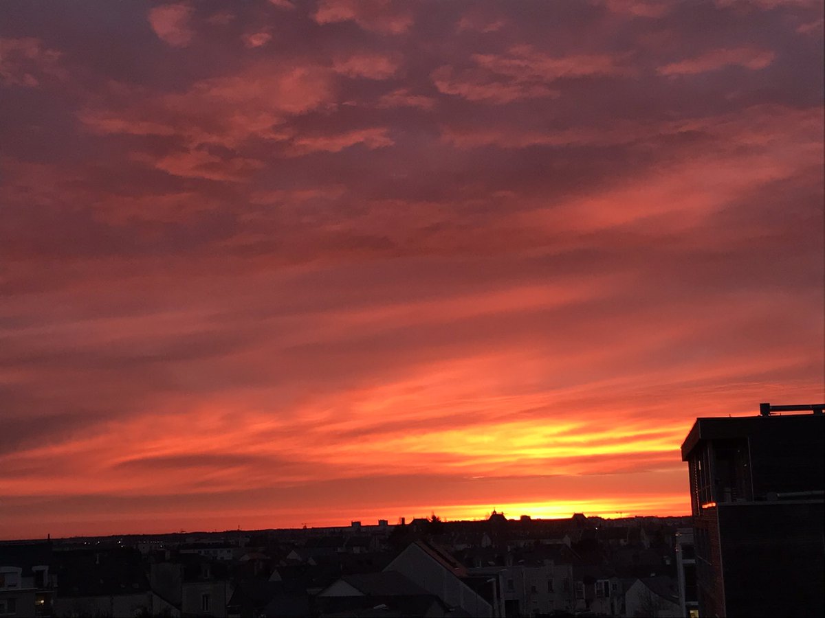 laure496's tweet photo. Un tel ciel #angers wow quelle merveille !! La #douceurangevine n’est pas une légende 🧡 #jaimelanjou https://t.co/2x0HV0FQ9A