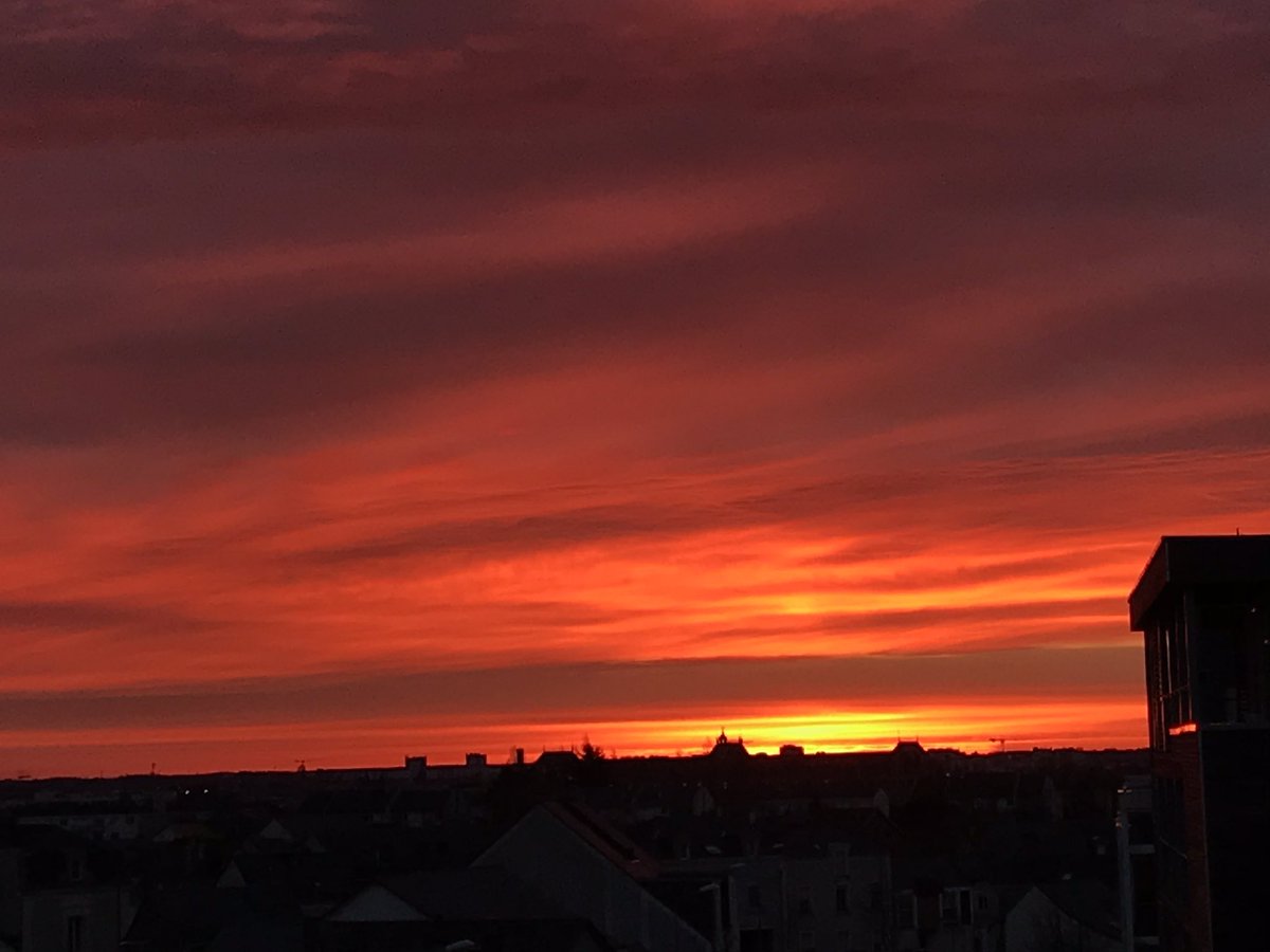 laure496's tweet photo. Un tel ciel #angers wow quelle merveille !! La #douceurangevine n’est pas une légende 🧡 #jaimelanjou https://t.co/2x0HV0FQ9A