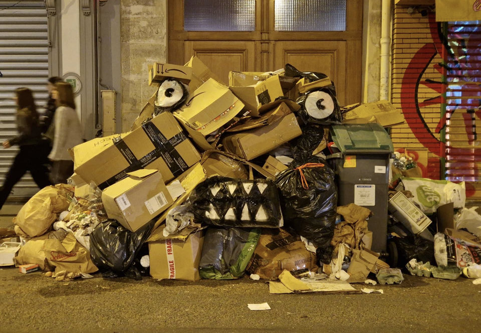 arnauddmercier's tweet photo. Un street artist se balade dans Paris pour faire des œuvres éphémères avec les amas de poubelles. Étonnant ! https://t.co/yf0Qvj9gcZ