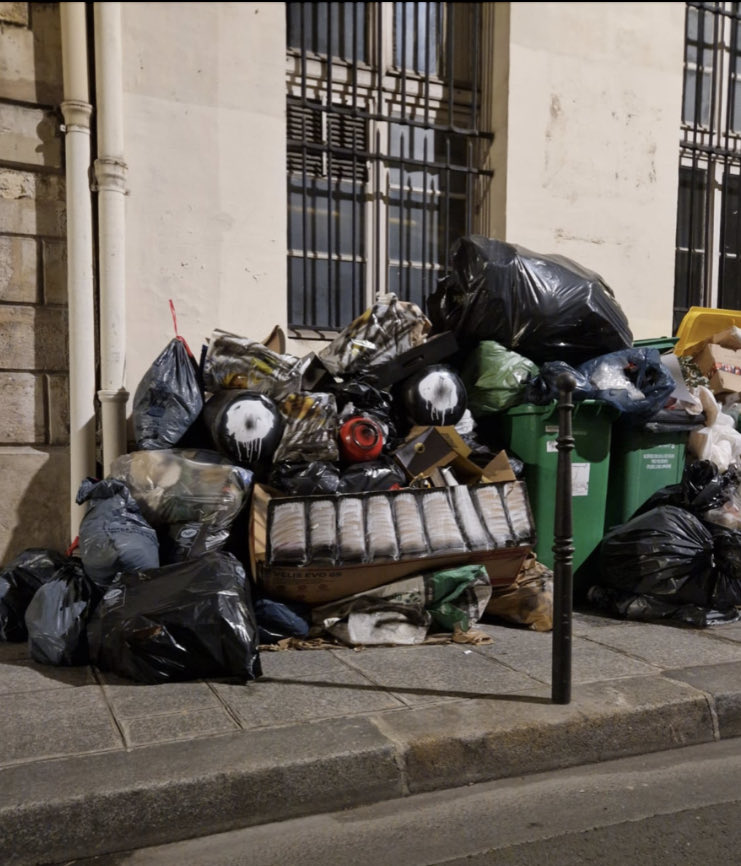 arnauddmercier's tweet photo. Un street artist se balade dans Paris pour faire des œuvres éphémères avec les amas de poubelles. Étonnant ! https://t.co/yf0Qvj9gcZ