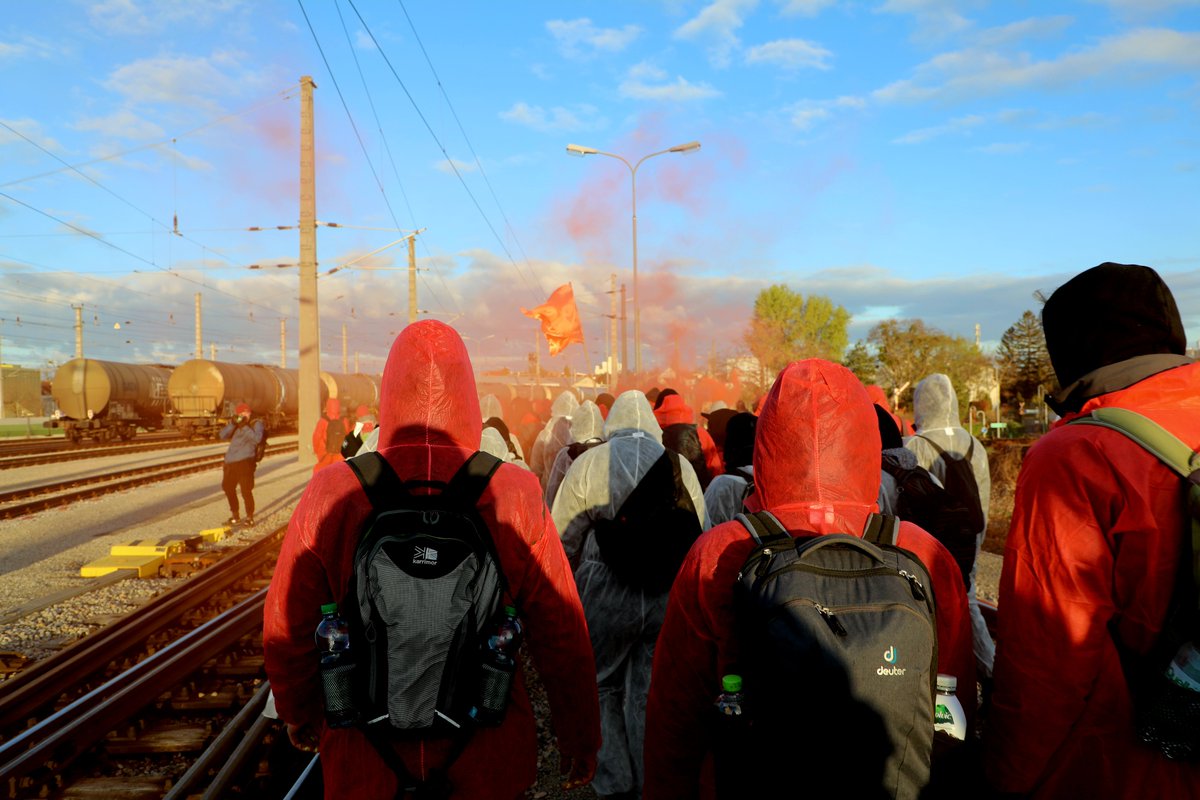 ❗️✊JETZT: 300 Menschen blockieren Straßenzufahrt und Schienen der OMV-Raffinerie in Schwechat.

Heute tragen wir unseren Protest direkt zur OMV, dem Sponsor der #EuropeanGasConference, und fordern die Enteignung fossiler Konzerne! #blockgas #w2803 (C) Kollektiv Communiquè

1/x