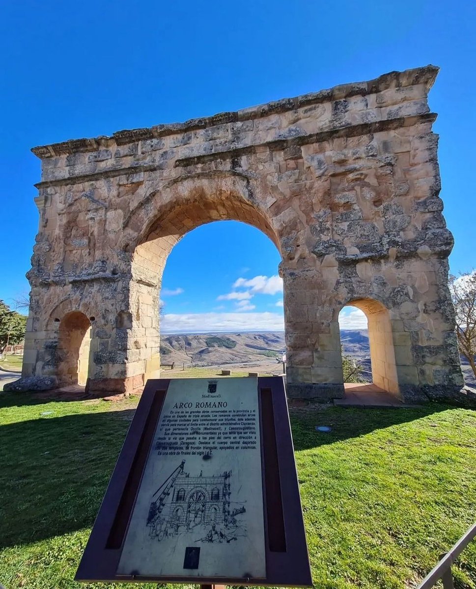 ¡2000 años de un monumento único en España! 
El único arco triunfal romano que tiene 3 arcos en todo el país está aquí, en Medinaceli, Soria 👌🏼
📸 <a href="/Rociowaly/">Rocio RM</a>

#medinaceli #soria #historia #soriaestademoda #castillayleon #sorianitelaimaginas #turismo #soriamola <a href="/CyLesVida/">Turismo Castilla y León</a>