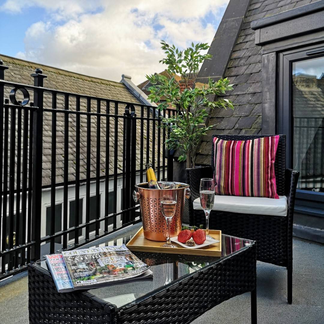 Enjoy the sunshine on our rooftop terrace when you book a stay in Tower Mews. Loft luxury in the heart of the city - a perfect choice for your summer #staycation.

#loveyork #stayuk #lovegreatbritain #beautifulplaces #beautifuldestinations #bbclooknorth #ig_york #ig_travel