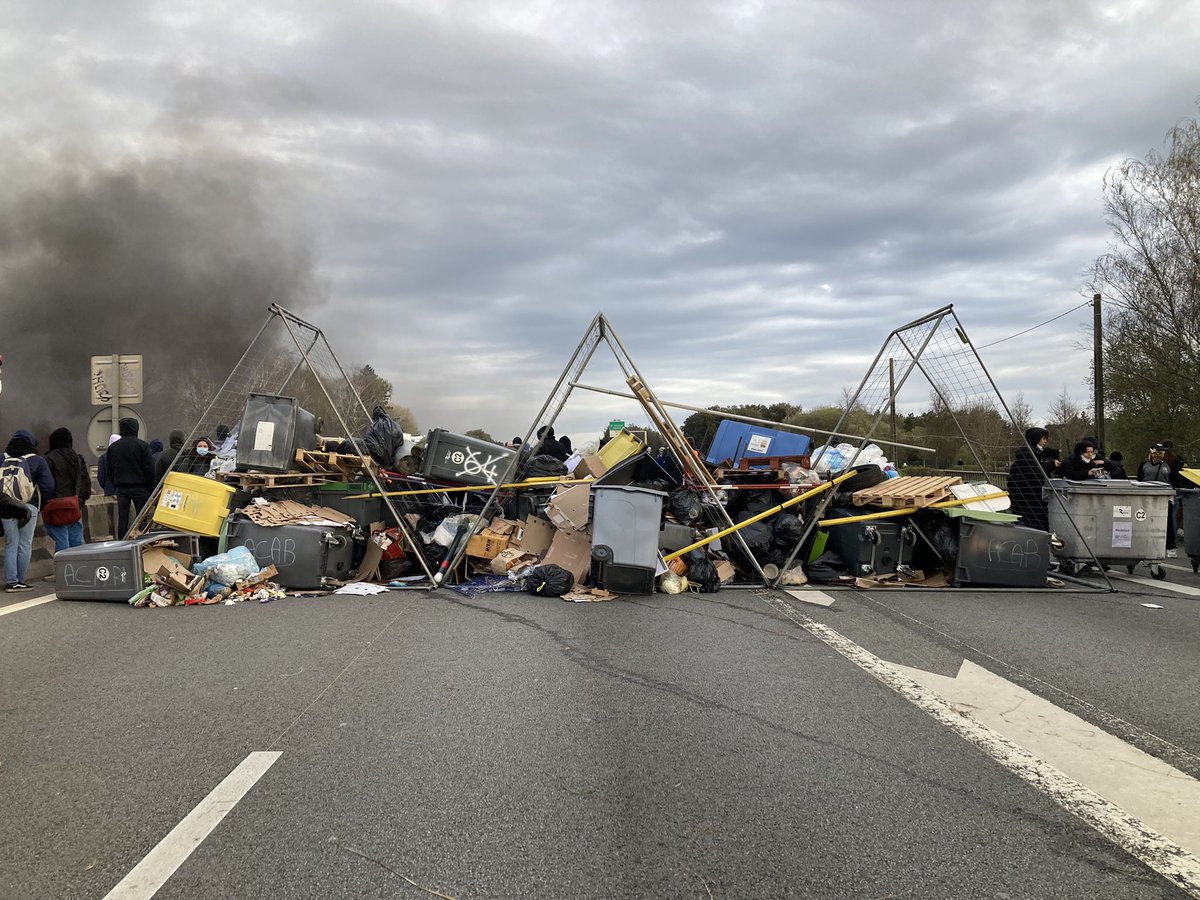 AG_Rennes2's tweet photo. #BloquezMalin : Les barricades « dents de dragons » mises au point par les émeutiers hong-kongais en 2019 sont quasiment impossibles à déplacer et maintiennent leur structure après la mise à feu ! https://t.co/COXJ5jISt1