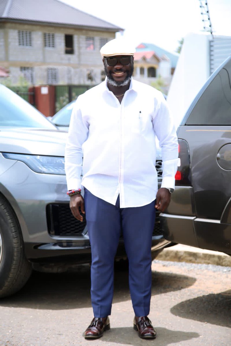 Jesus, we enthrone You
We proclaim You are king
Standing here, in the midst of us
We raise You up with our praise

And as we worship build Your throne
And as we worship build Your throne
And as we worship build Your throne
Come Lord Jesus and take Your place