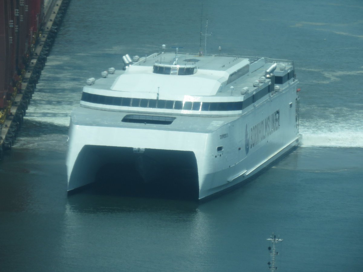 SheainF's tweet photo. Colombo Port is welcoming Bornholmslinjen’s EXPRESS 5

#highlysophisticated #cruise #ColomboPort #EXPRESS5 #Bornholmslinjen #denmark #Bornholm https://t.co/i211vtX11V