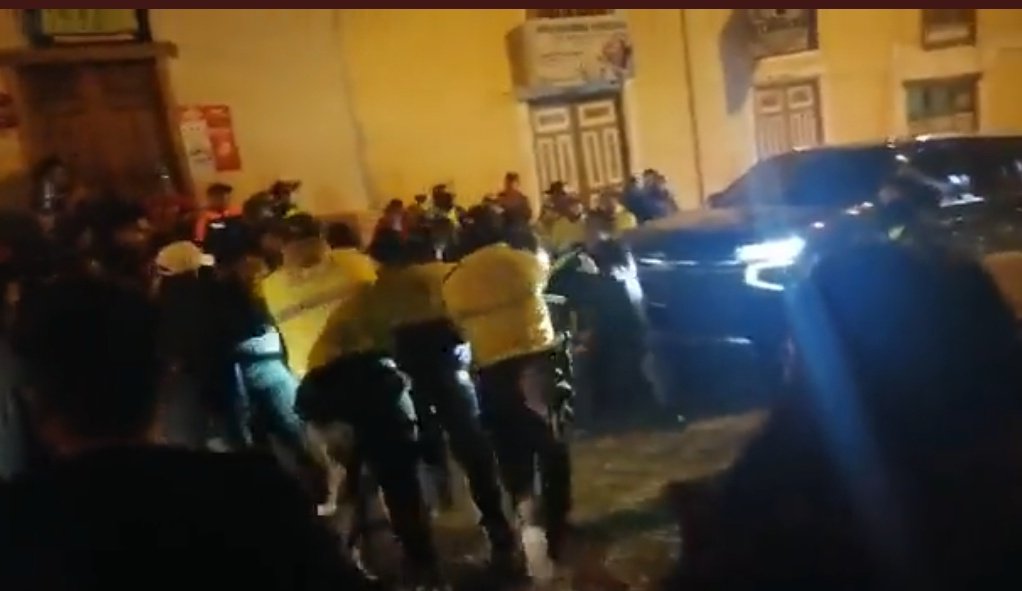 carlosoporto's tweet photo. Policías lanzan gas lacrimógeno a habitantes de #Alausí que lo han perdido todos, incluyendo mujeres, niños, adultos mayores. No llegaron los bonos de renta, solo un carro negro blindado del Presidente para foto. De lanzar gas a damnificados no se vuelve. https://t.co/MZT4giu1Ra