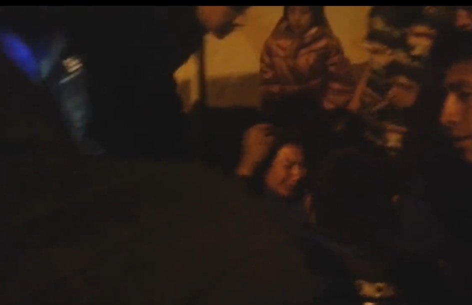 carlosoporto's tweet photo. Policías lanzan gas lacrimógeno a habitantes de #Alausí que lo han perdido todos, incluyendo mujeres, niños, adultos mayores. No llegaron los bonos de renta, solo un carro negro blindado del Presidente para foto. De lanzar gas a damnificados no se vuelve. https://t.co/MZT4giu1Ra