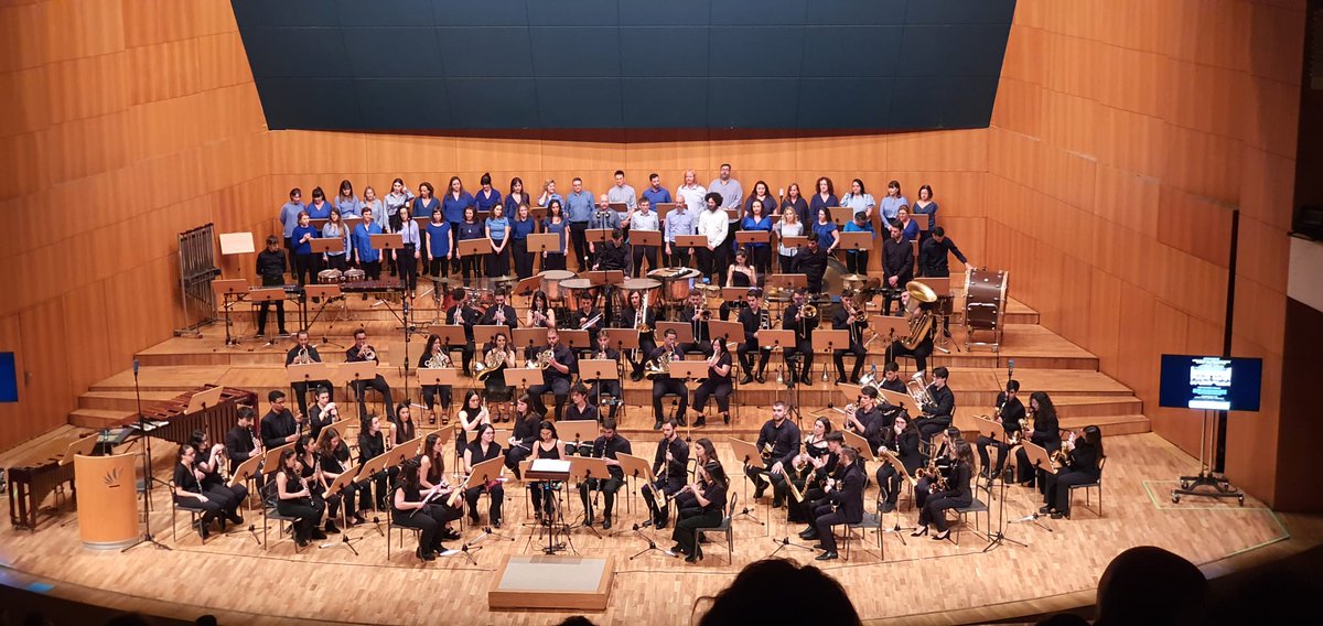 admurm_'s tweet photo. Fantástica iniciativa del @CSMMURCIA con la colaboración de @ProgramasRM para que los cantores de los Coros CANTEMUS compartan escenario con la Banda del Conservatorio Superior de Murcia. Gracias por estar #CoroProfesRegiondeMurcia #educamosconmusica
@coaemcoaem 
@VictorMarinNav https://t.co/ULk7i5to7c