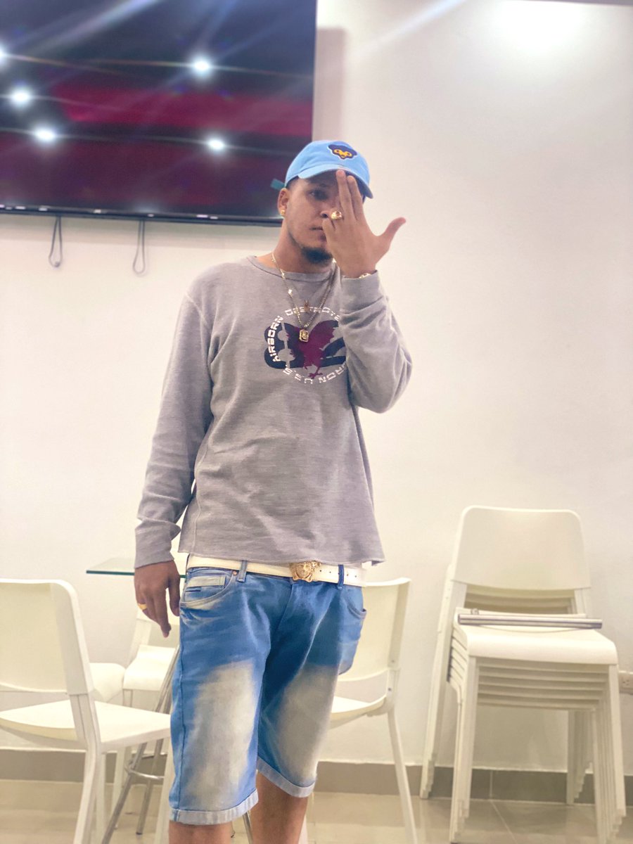 papujomc's tweet photo. Él violable 🤤🤤 #papujomc #teamviolable🤤 https://t.co/Y3GcXEw3fN