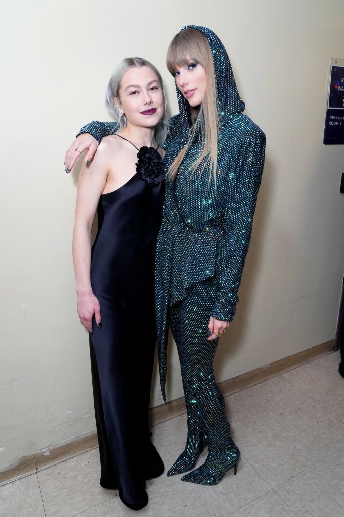 📷 | Taylor Swift junto a Phoebe Bridgers en el backstage de los iHeart Awards. #iHeartAwards2023